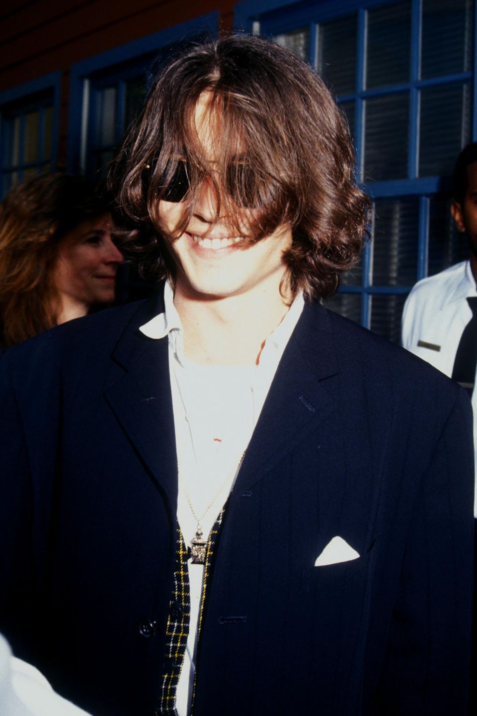 1992 Johnny macht sich nach und nach einen Namen für seinen lässigen und rockigen Look. Bei einer Awardshow im Jahr 1992 trägt er seine gelockte Matte lang und lässt sie cool ins Gesicht hängen.