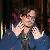 2011  Vor seiner Zeit: Johnny Depp weiß, dass Nagellack nicht nur was für Frauen ist und trägt schon 2011 blaue Farbe auf den Nägeln. Dazu kombiniert er stets einige Silberringe, wie hier, als er ein Hotel in Paris verlässt. 