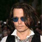 2007  Mit Halstuch, getönter Brille und einer schwarzen Weste erscheint der Schauspieler auf der "Pirates of the Carribean: At Wolrd's End"-Premiere. Sein typischer Piraten-Look.