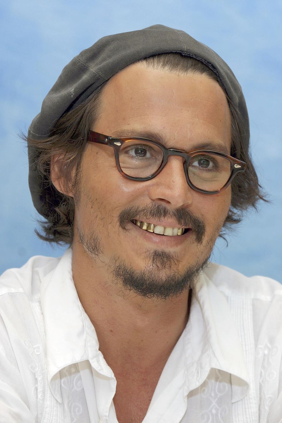 2005  Mit einer Mütze hält er sich auf den Bahamas die Haare aus dem Gesicht. Am auffälligsten sind aber seine goldenen Zähne, die durch sein breites Grinsen sichtbar werden.
