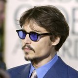 2005  Nach seiner Rolle als "Edward mit den Scherenhänden" sind die Haare erneut kürzer. Zu den Golden Globe Awards in Beverly Hills trägt er ein blaues Hemd mit Sakko und auch eine blaugetönte Brille. Sein Schnäuzer und das kleine Ziegenbärtchen bleiben unverändert.