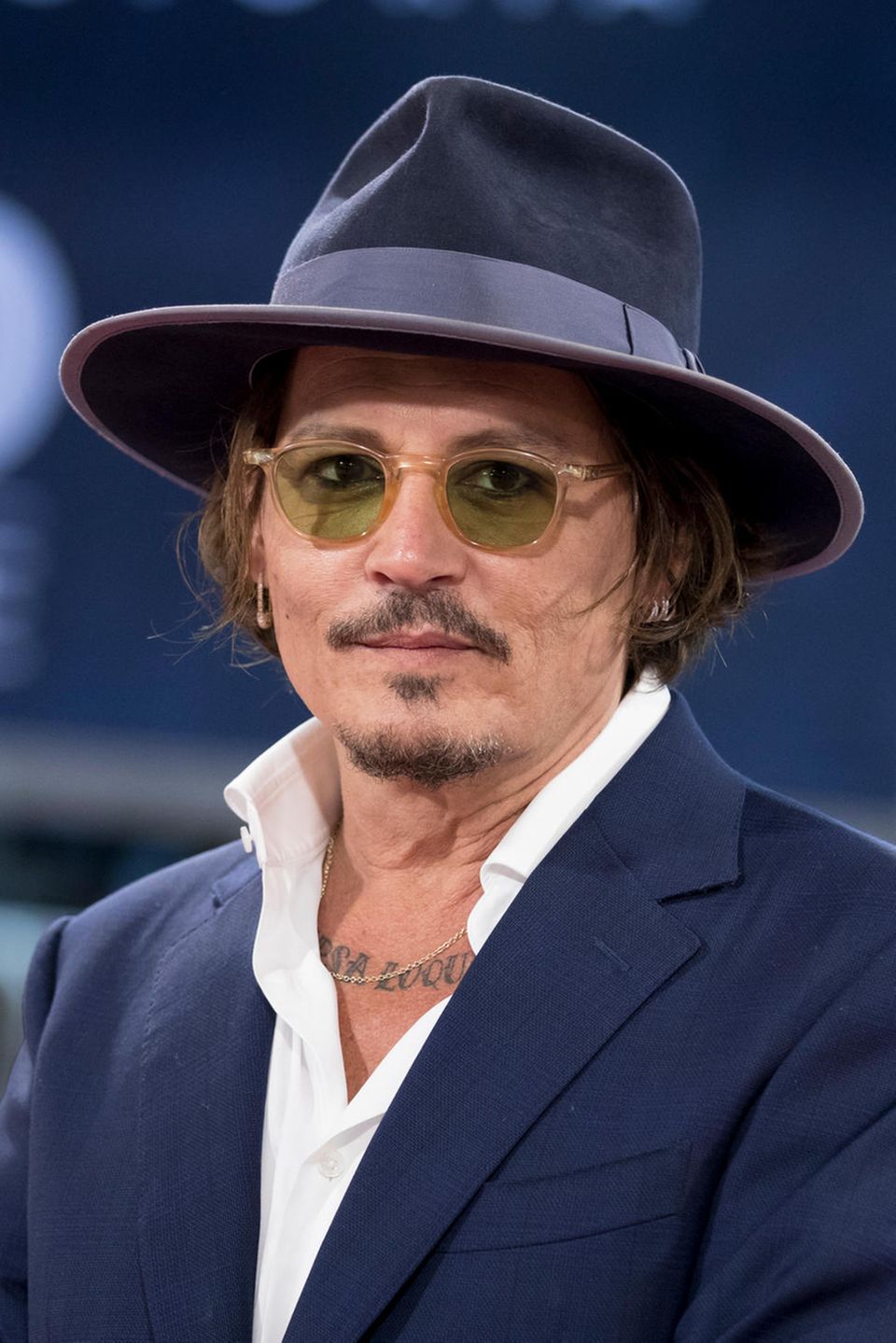 2020  Johnny Depp interpretiert den Hut-Look auch elegant: So trägt er ein dunkelblaues Exemplar mit farblich passendem Anzug und weißem Hemd zur Premiere seines neuen Films.