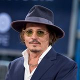 2020  Johnny Depp interpretiert den Hut-Look auch elegant: So trägt er ein dunkelblaues Exemplar mit farblich passendem Anzug und weißem Hemd zur Premiere seines neuen Films.