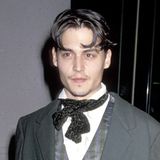 1991  Bekannt wird der US-Amerikaner durch seine Rolle in der Fernsehserie "21 Jump Street". Zu diesen Zeiten trägt er seine dunklen Haare kurz, hier bei den 48. Golden Globe Awards mit einem Mittelscheitel.