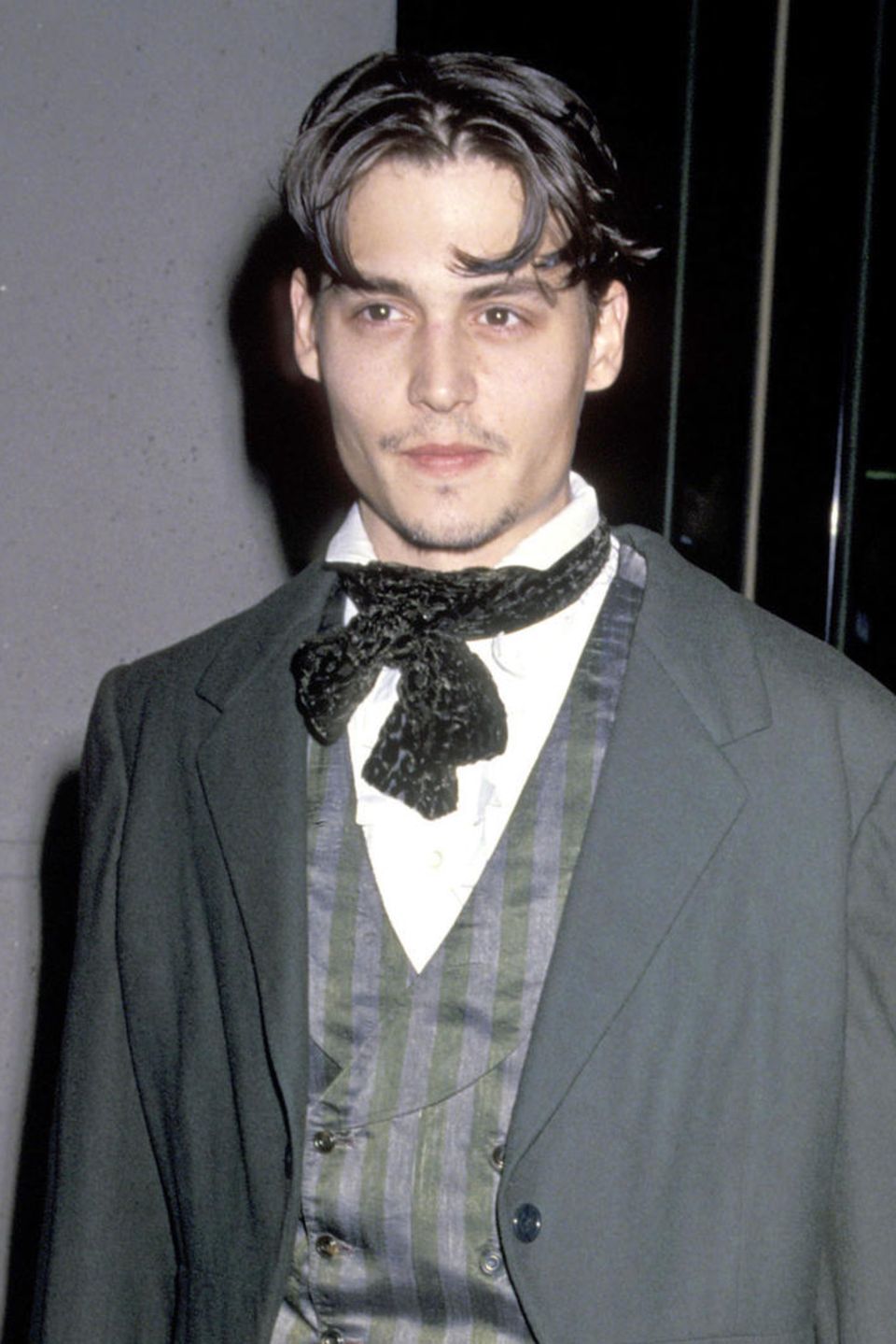 1991  Bekannt wird der US-Amerikaner durch seine Rolle in der Fernsehserie "21 Jump Street". Zu diesen Zeiten trägt er seine dunklen Haare kurz, hier bei den 48. Golden Globe Awards mit einem Mittelscheitel.