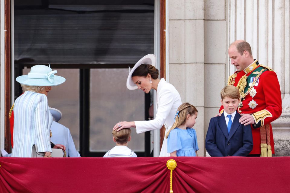 Die Royal Family verlässt den Balkon des Buckingham Palastes. Herzogin Catherine streichelt liebevoll den Kopf ihres Jüngsten. Prinz Louis hat sich tapfer geschlagen.