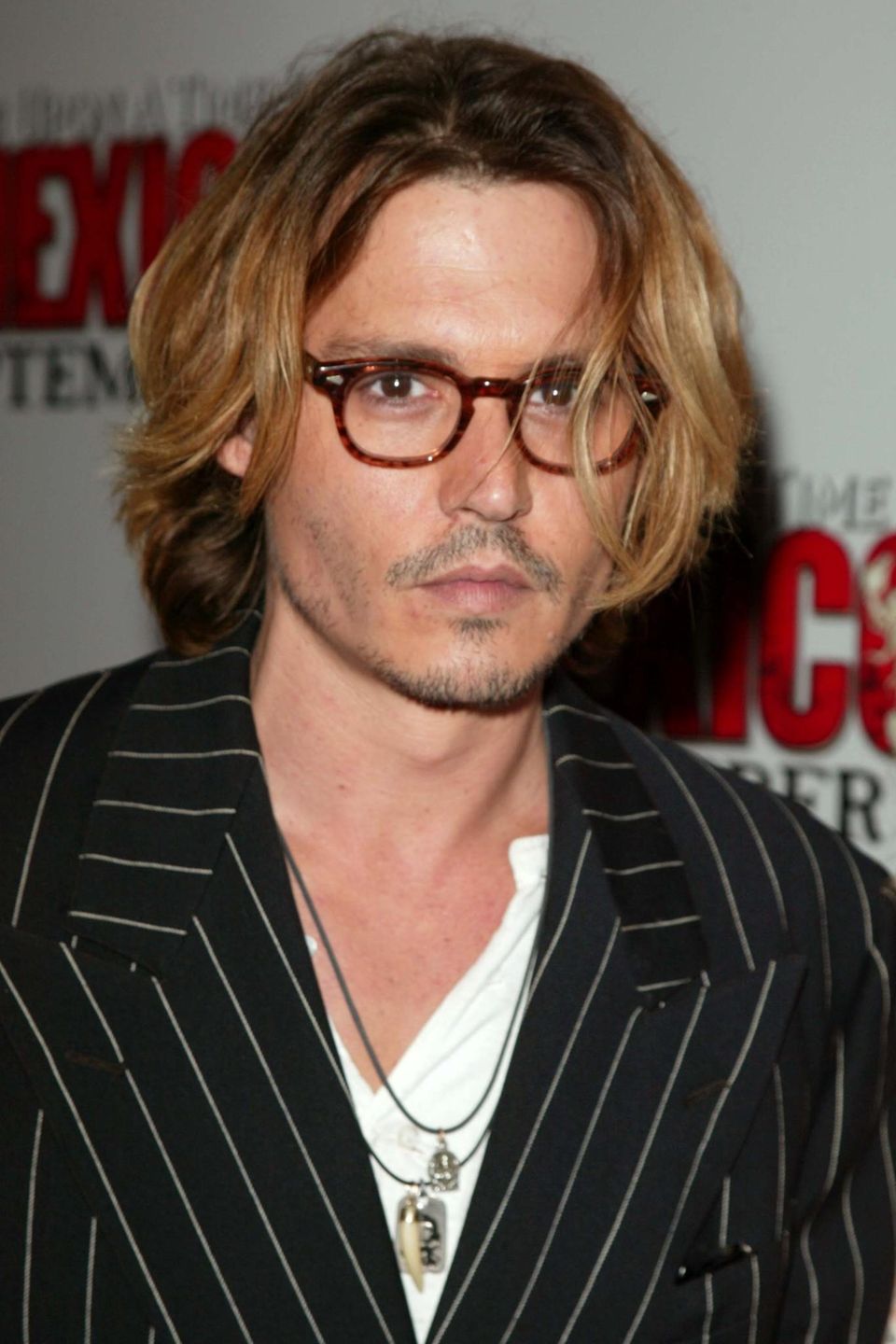 2003  Eine runde Hornbrille zählt ebenfalls zu seinem Signature-Look. Auf der Filmpremiere von "Once Upon a Time in Mexico" trägt er seine Haare etwas kürzer, gestuft und einige Nuancen heller.