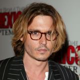 2003  Eine runde Hornbrille zählt ebenfalls zu seinem Signature-Look. Auf der Filmpremiere von "Once Upon a Time in Mexico" trägt er seine Haare etwas kürzer, gestuft und einige Nuancen heller.