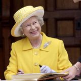 Queen Elizabeth lächelt.