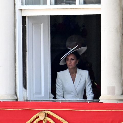 Herzogin Catherine wirkt vor ihrem Balkon-Auftritt sichtlich angespannt. Nebenan verfolgen Savannah und Isla Phillips die "Trooping the Colour"-Parade.