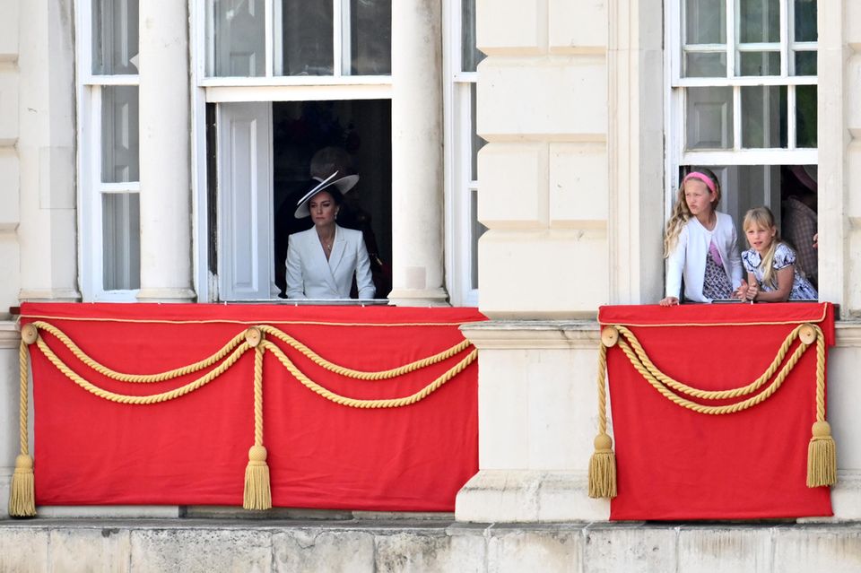 Herzogin Catherine: Herzogin Catherine wirkt vor ihrem Balkon-Auftritt sichtlich angespannt. Nebenan verfolgen Savannah und Isla Phillips die "Trooping the Colour"-Parade. Herzogin Catherine wirkt vor ihrem Balkon-Auftritt sichtlich angespannt. Nebenan verfolgen Savannah und Isla Phillips die "Trooping the Colour"-Parade.