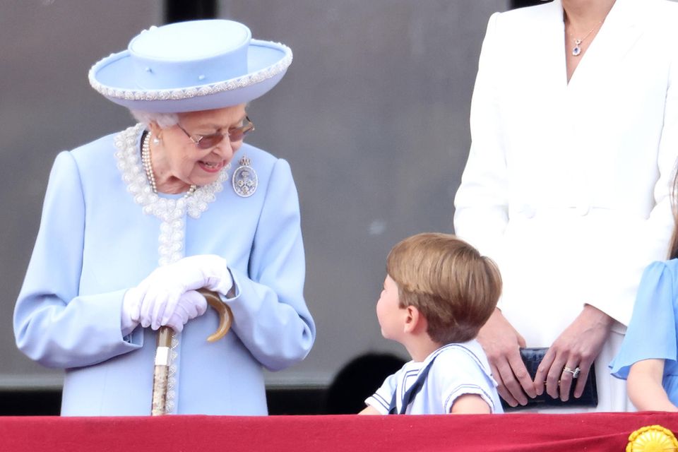 Queen Elizabeth unterhält sich mit ihrem Urenkel Prinz Louis.
