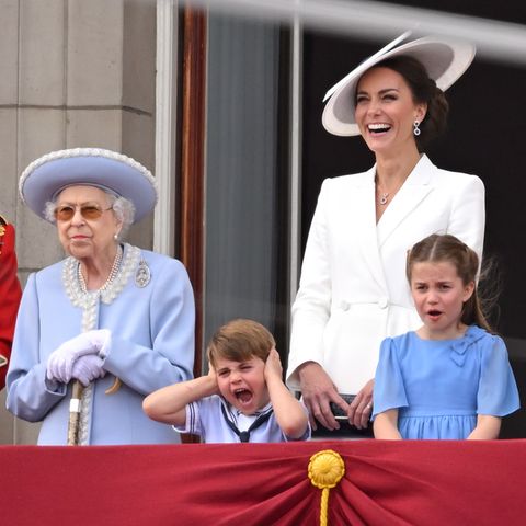 Queen Elizabeth, Prinz Louis, Herzogin Catherine, Prinzessin Charlotte und Prinz George