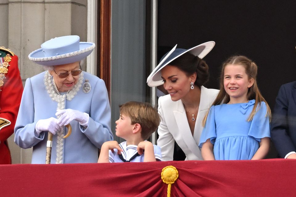 Queen Elizabeth, Prinz Louis, Herzogin Catherine und Prinzessin Charlotte