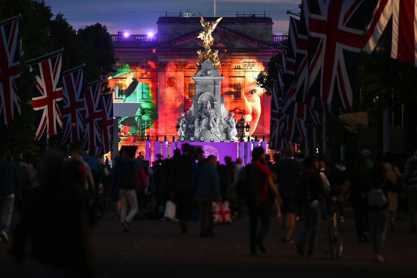 70. Thronjubiläum: Lichtshow am Buckingham Palast