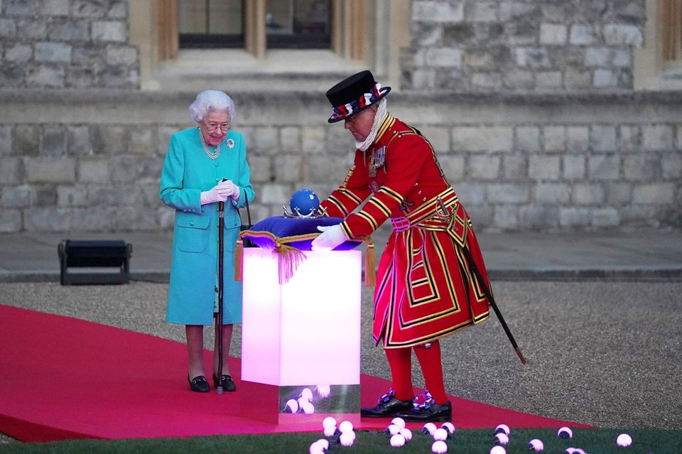 70. Thronjubiläum: Queen Elizabeth II. vor dem Nations Globe