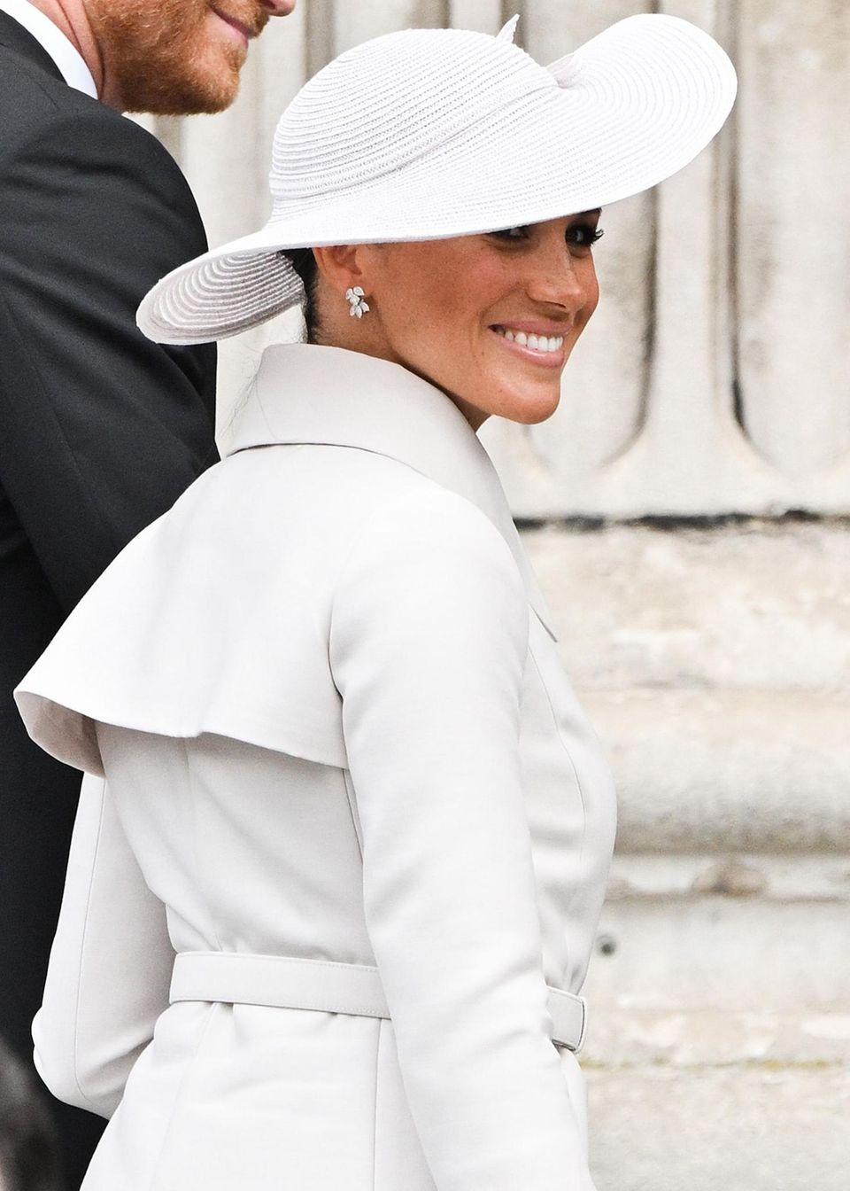 Herzogin Meghan ist zurück! Gemeinsam mit Prinz Harry besucht sie den Gottesdienst zum Thronjubiläum von Königin Elizabeth. Dass bei ihrem ersten offiziellen Auftritt in Großbritannien seit ihrem Umzug in die USA alle Augen auf sie gerichtet sind, ist ihr bewusst. In einem weißen Kleid von Christian Dior und mit passenden Fascinator erscheint sie an der St Paul’s Cathedral. Ganz nach dem Motto: stilvoll, schön, aber ja nicht auffallen. Herzogin Meghan ist zurück! Gemeinsam mit Prinz Harry besucht sie den Gottesdienst zum Thronjubiläum von Königin Elizabeth. Dass bei ihrem ersten offiziellen Auftritt in Großbritannien seit ihrem Umzug in die USA alle Augen auf sie gerichtet sind, ist ihr bewusst. In einem weißen Kleid von Christian Dior und mit passenden Fascinator erscheint sie an der St Paul’s Cathedral. Ganz nach dem Motto: stilvoll, schön, aber ja nicht auffallen.