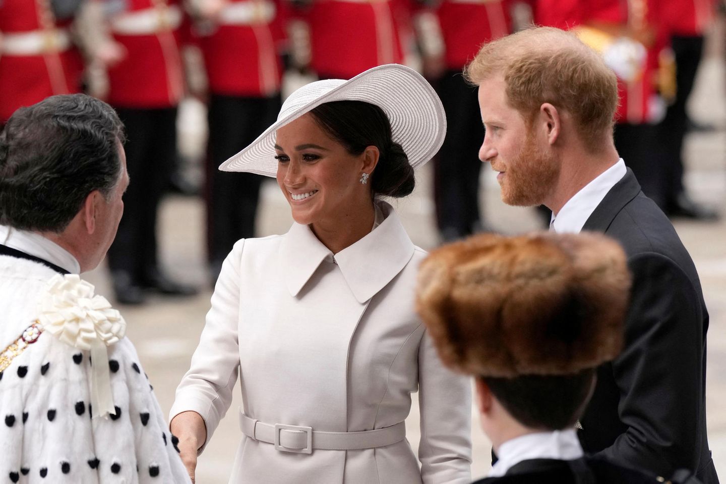 Herzogin Meghan und Prinz Harry lassen sich diesen besonderen Moment nicht entgehen und sind beim Gottesdienst ebenfalls dabei.