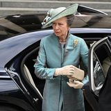 Prinzessin Anne erscheint zur Feier des Tages in einem petrolfarbenen Ensemble an der Saint Paul's Cathedral.