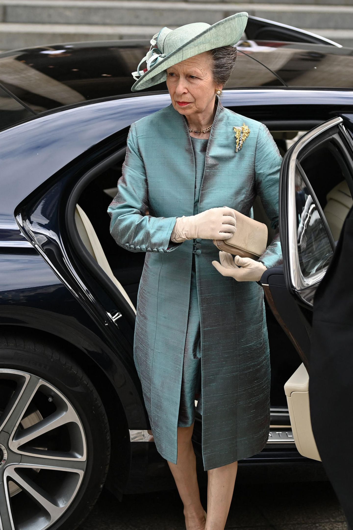 Prinzessin Anne erscheint zur Feier des Tages in einem petrolfarbenen Ensemble an der Saint Paul's Cathedral.