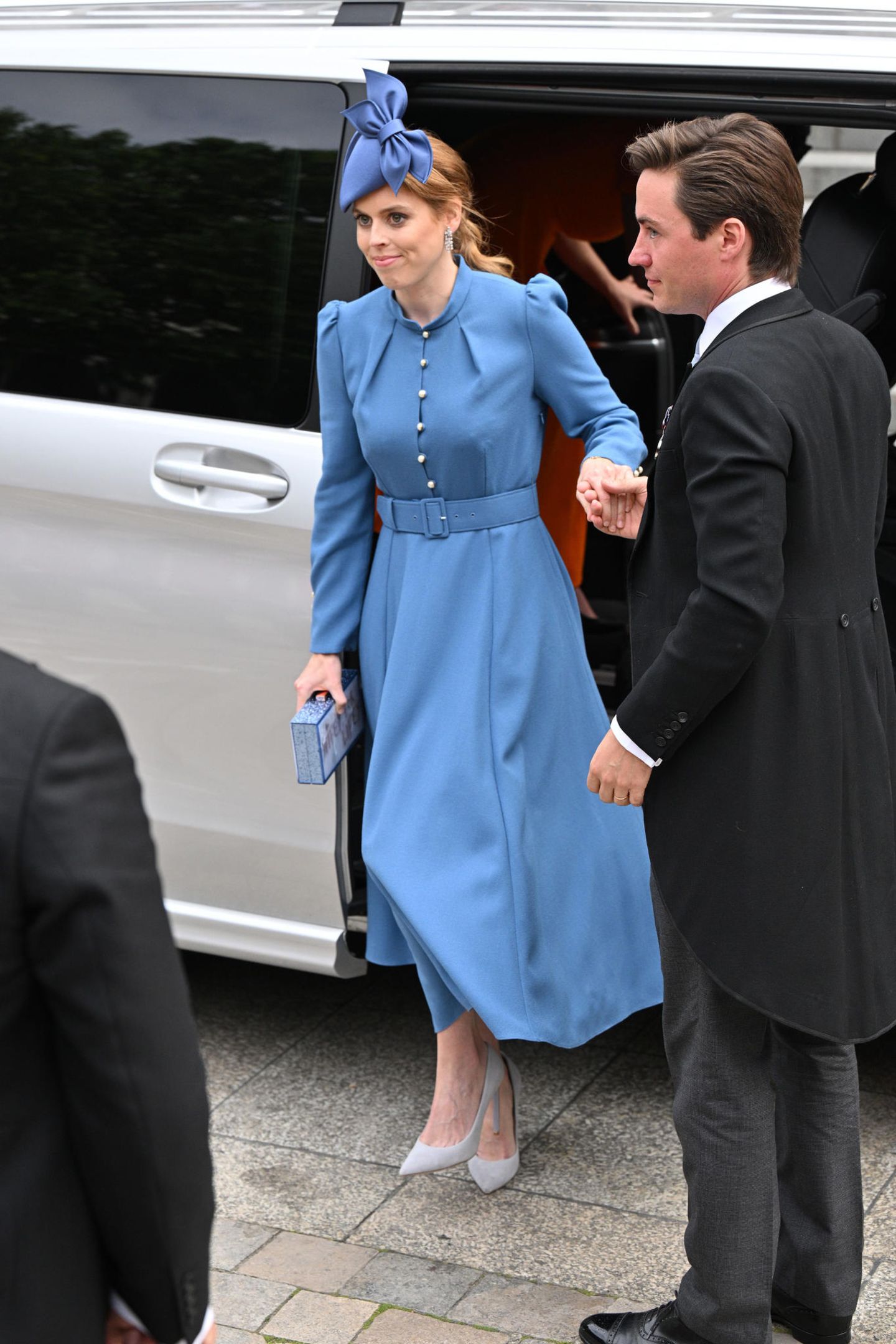 An der Hand ihres Ehemannes, Edoardo Mapelli Mozzi, wird Prinzessin Beatrice aus dem Wagen begleitet. Gemeinsam besuchen sie den Gottesdienst.