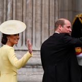 Den wartenden Schaulustigen vor der Kathedrale winken Herzogin Catherine und Prinz William gleich nach ihrer Ankunft freundlich zu. 