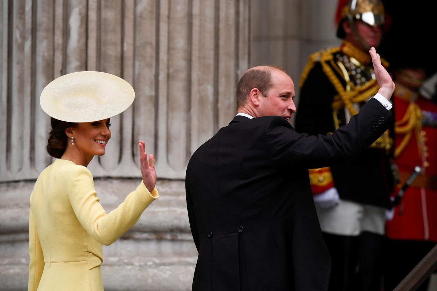 Den wartenden Schaulustigen vor der Kathedrale winken Herzogin Catherine und Prinz William gleich nach ihrer Ankunft freundlich zu. 