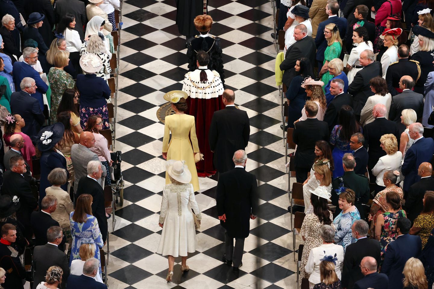 Beim Einzug in die Kathedrale schreiten Herzogin Catherine und Prinz William vor Herzogin Camilla und Prinz Charles zu ihren Plätzen.