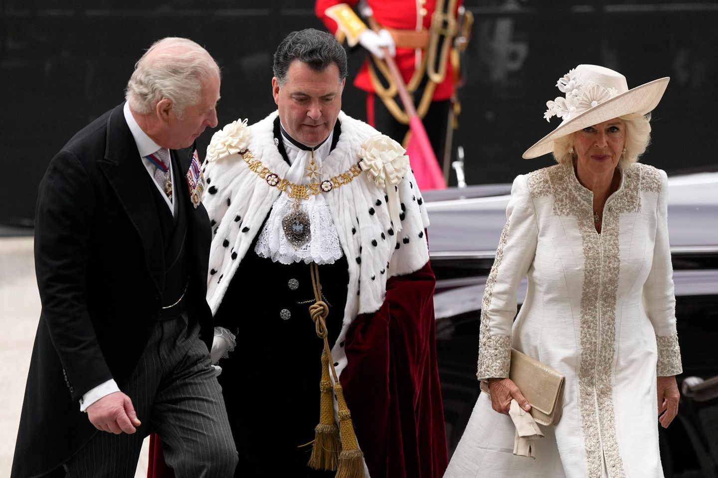 Kurz vor dem Beginn des Dankesgottesdienstes kommen Prinz Charles und Herzogin Camilla an der Saint Paul's Cathedral an.
