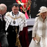 Kurz vor dem Beginn des Dankesgottesdienstes kommen Prinz Charles und Herzogin Camilla an der Saint Paul's Cathedral an.