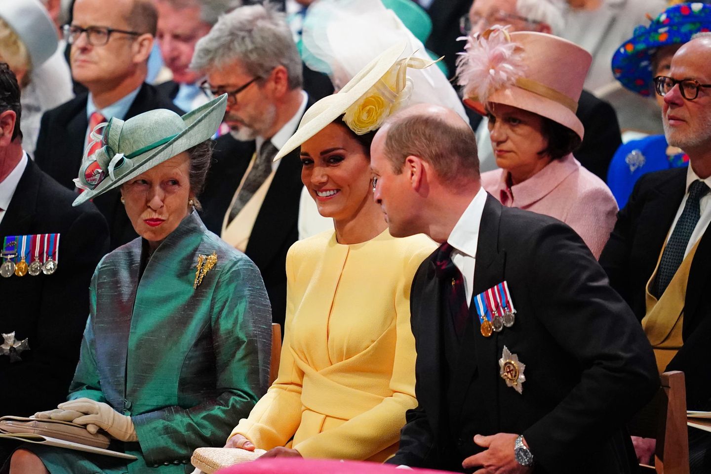 Pläuschchen mit "Tante Anne": Unmittelbar vor dem Start des Gottesdienstes bleibt Prinz William noch etwas Zeit, um sich mit Prinzessin Anne zu unterhalten. Herzogin Catherine hört fröhlich zu.