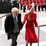 Premierminister Boris Johnson und seine Frau Carrie Symonds werden bei ihrer Ankunft vor der St. Paul's Cathedral nicht gerade bejubelt, der feierliche, rote Look der First Lady verdient dennoch einen kleinen Applaus.