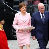 Erste Ministerin Schottlands Nicola Sturgeon setzt für ihren Besuch in London auf ein seriöses Kostüm, aber in sommerlich leichtem Rosa.