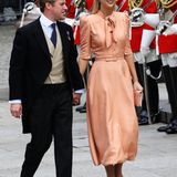 Lady Gabriella Windsor, die Tochter von Prinzessin und Prinz Michael von Kent, bezaubert in einem lachsfarbenen Seidenlook. Begleitet wird sie von ihrem Mann Thomas Kingston.