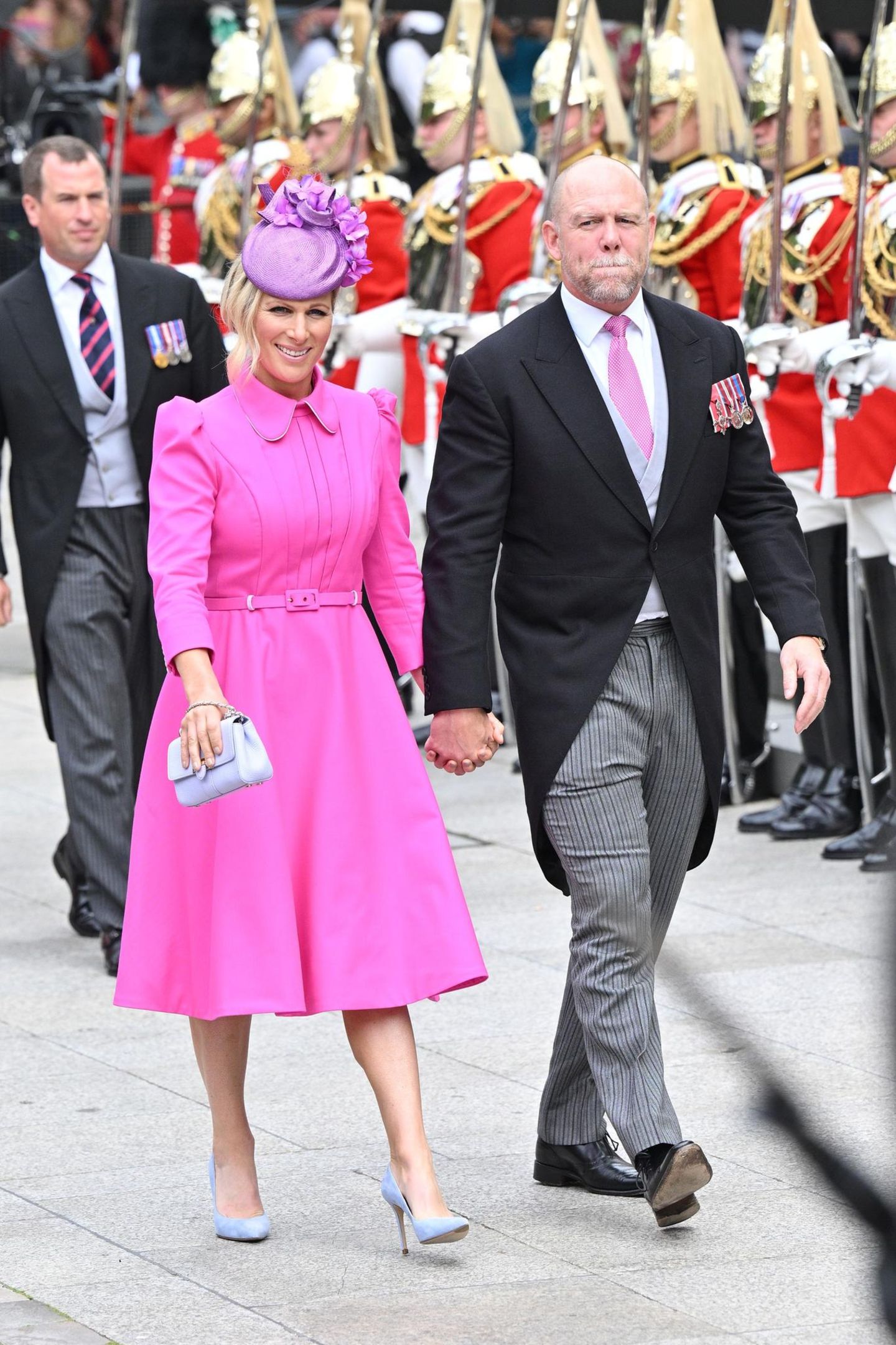 Queen-Enkelin Zara Tindall ehrt ihre Großmutter mit einem besonders fröhlichen Look in knalligem Pink. Passend dazu trägt ihr Mann Mike für den Gottesdienst in London eine pinkfarbene Krawatte zum feierlichen Frack.