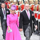 Queen-Enkelin Zara Tindall ehrt ihre Großmutter mit einem besonders fröhlichen Look in knalligem Pink. Passend dazu trägt ihr Mann Mike für den Gottesdienst in London eine pinkfarbene Krawatte zum feierlichen Frack.