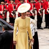 In einem hellgelben Mantelkleid von Emilia Wickstead mit farblich abgestimmten Accessoires steigt Herzogin Catherine die Stufen zur St. Paul's Cathedral empor.