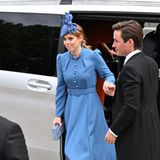 Prinzessin Beatrice hat sich anlässlich des Gottesdienstes für ihre Großmutter einen royalen Look in gedecktem Blau ausgesucht. Auch sie achtet auf ein farblich passendes Hütchen mit Schleife, dezent hellblaue Clutch und Pumps.