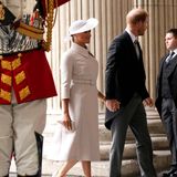 Strahlend schön schreitet Herzogin Meghan mit Prinz Harry an ihrer Seite in einem weißen Look von Dior in die Londoner St. Paul's Cathedral.