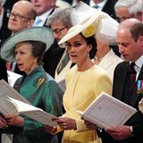 Der Gottesdienst zu Ehren von Queen Elizabeth ist in vollem Gange und die Gäste singen eifrig mit.