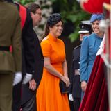 Ebenso wie ihre Schwester Beatrice hat sich Prinzessin Eugenie einen eleganten royalen Look ausgesucht, allerdings in besonders auffälligem Orange. Die Accessoires sind hingegen in zurückhaltendem Schwarz gehalten.