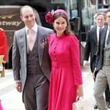 Lord Frederick Windsor begleitet gut gelaunt sein Frau Sophie Winkleman, die in einem tollen fuchsiafarbenen Sommeroutfit alle Blicke auf sich zieht.