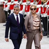 Saadiya Khan, die Frau von Londons Bürgermeister Sadiq Khan hat sich gegen ein Kleid und für einen elegant sommerlichen Anzuglook in Brauntönen entschieden.