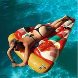 "Bereit für Sonne, Pizza und Meer", kommentiert Chiara Ferragni ihr buntes Poolfoto. Lässig dümpelt sie auf einer Luftmatratze, die einem Stück Pizza ähnelt – für die italienische Unternehmerin wohl das Größte, denn ihre Fans wissen um ihre Pizzaliebe.