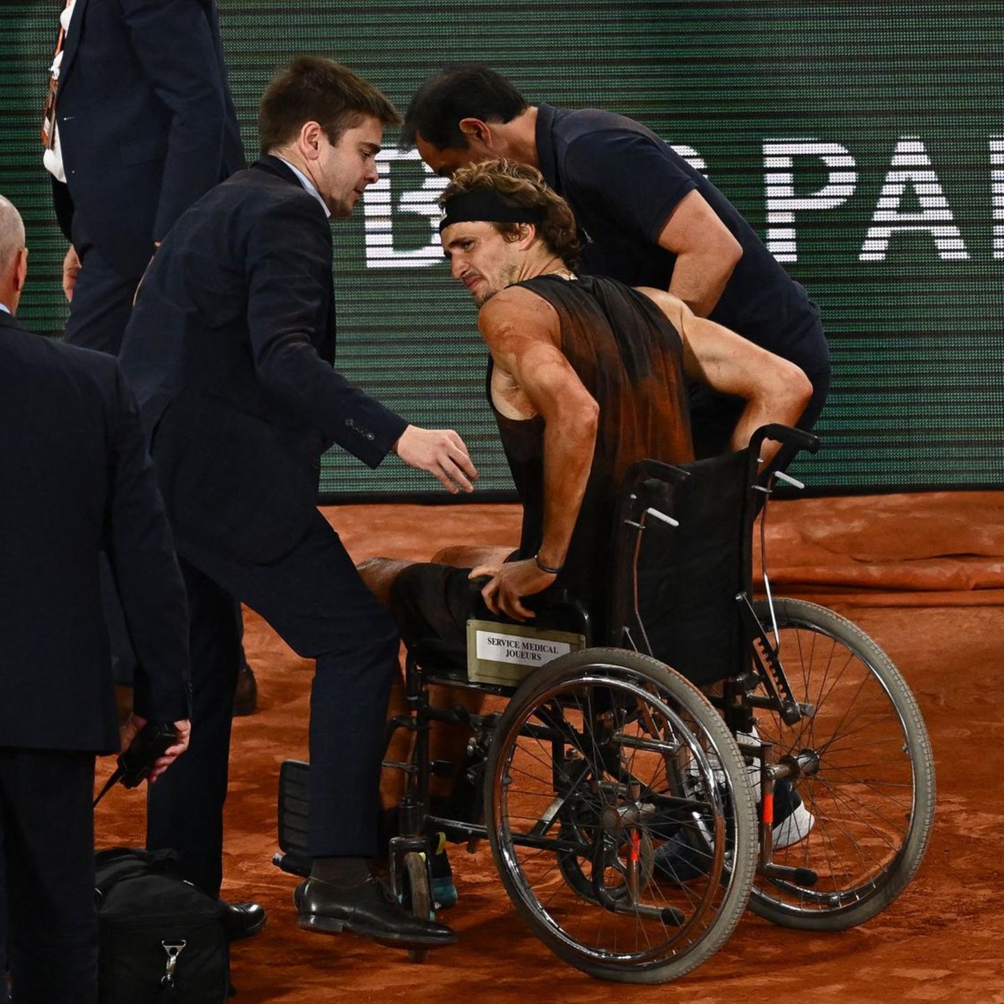 Alexander Zverev verletzt: Im Rollstuhl endet das Halbfinale der French Open  | GALA.de