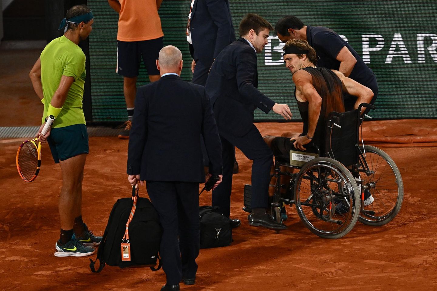 Alexander Zverev verlässt im Rollstuhl den Court beim French-Open-Halbfinale gegen Rafael Nadal.