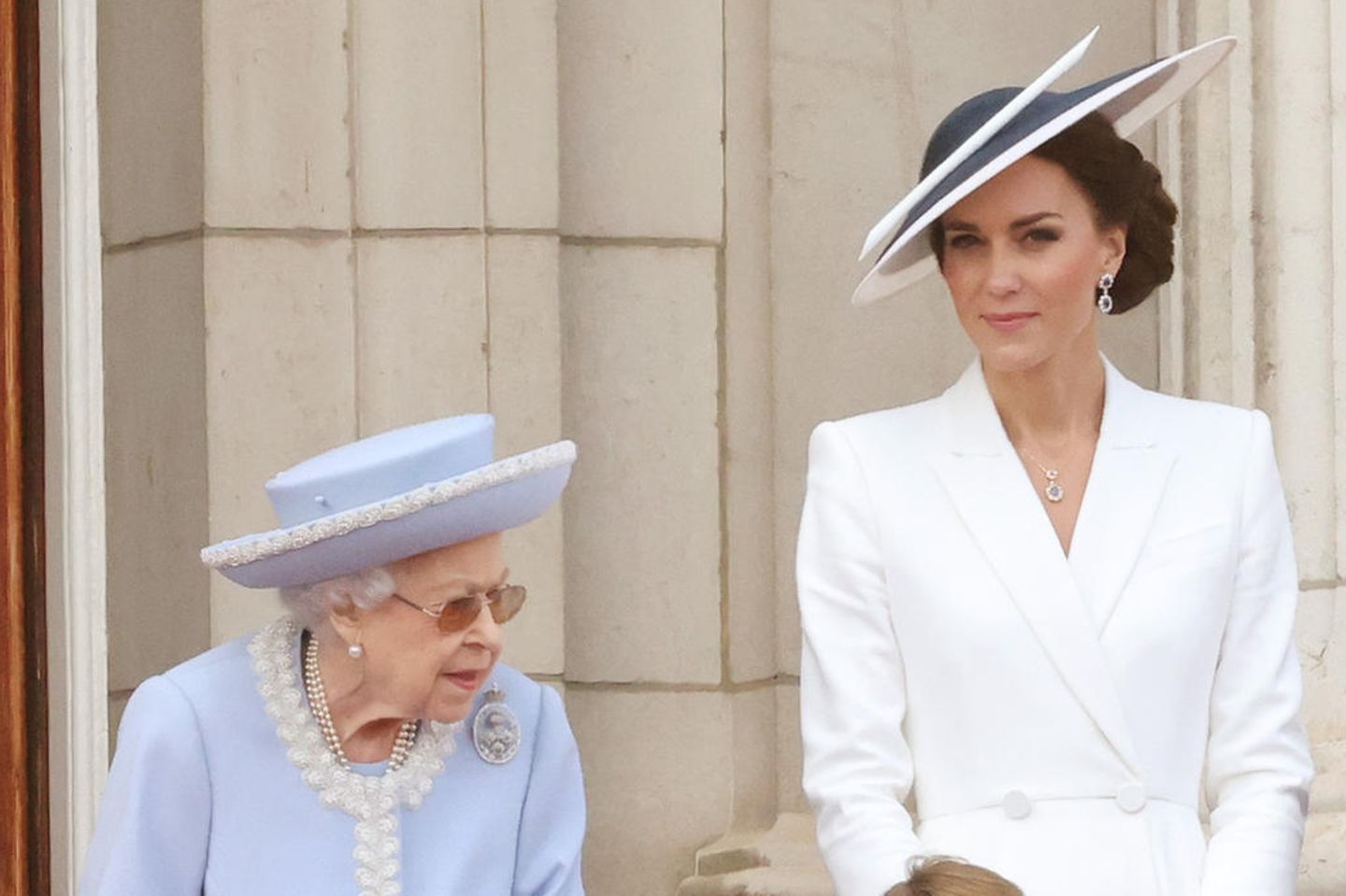 Queen Elizabeth und Herzogin Catherine während Trooping the Colour auf dem Balkon des Buckingham Palasts