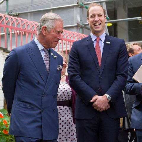 Prinz Charles und Prinz William lachen.