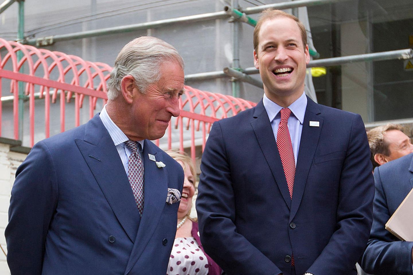 Prinz Charles und Prinz William lachen.
