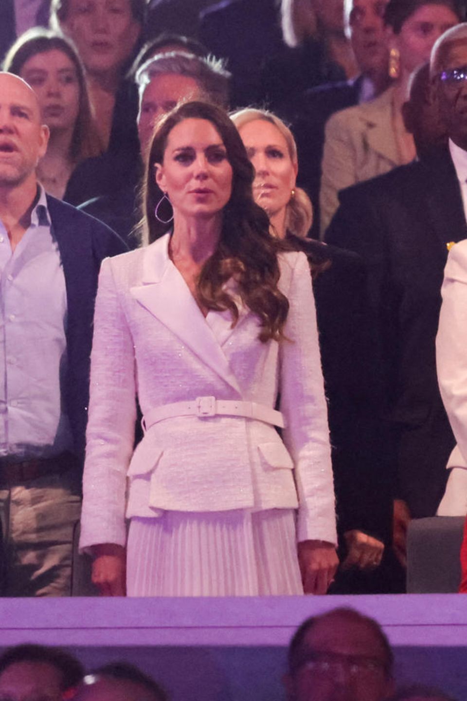 Das ereignisreiche Wochenende rund um das Thronjubiläum von Queen Elizabeth neigt sich dem Ende. Am Samstagabend besucht Herzogin Catherine noch ein Konzert in London. Die Feierlichkeiten beendet sie, wie sie sie begonnen hat: ganz in Weiß. Kate begeistert in einem Chiffonkleid mit passendem Blazer von Selfportrait und Ohrringen von Robinson Pelham. Das ereignisreiche Wochenende rund um das Thronjubiläum von Queen Elizabeth neigt sich dem Ende. Am Samstagabend besucht Herzogin Catherine noch ein Konzert in London. Die Feierlichkeiten beendet sie, wie sie sie begonnen hat: ganz in Weiß. Kate begeistert in einem Chiffonkleid mit passendem Blazer von Selfportrait und Ohrringen von Robinson Pelham.